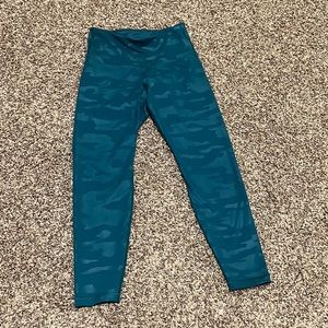 Old Navy Active small petite Green/teal camo leggings. EUC